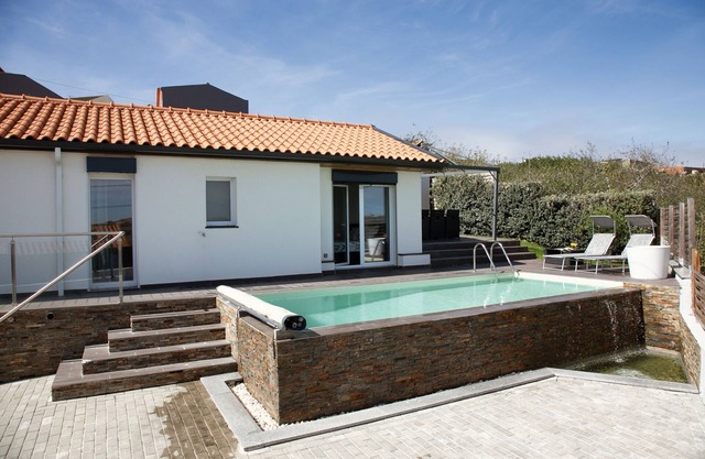 Casa con piscina y 2 dormitorios.