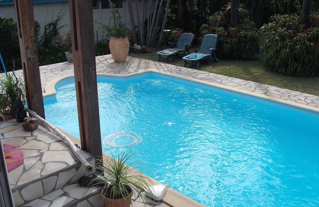 Casa con piscina y estudios amueblados en el sur en Tampon 400