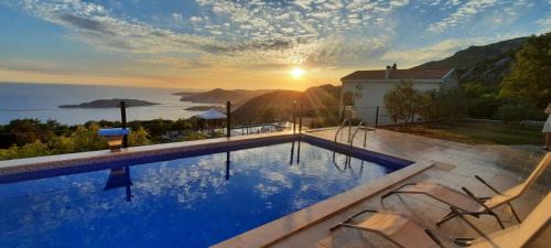 House with pool and seaview