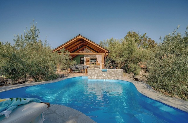 Casa con piscina, a 50 metros del mar, rodeada de olivos, cerca de la playa.
