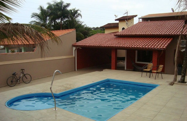 Casa con piscina, barbacoa, aire acondicionado.