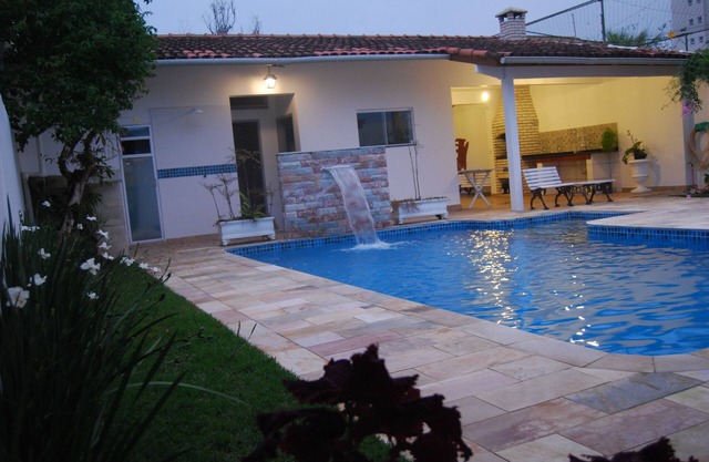 Casa con piscina, barbacoa, chimenea hay un centro del bloque de la playa