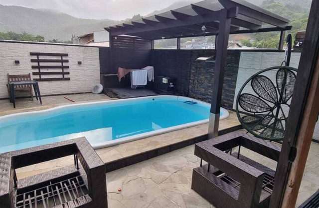 Casa con piscina climatizada y aire acondicionado en todos los ambientes, internet y TV