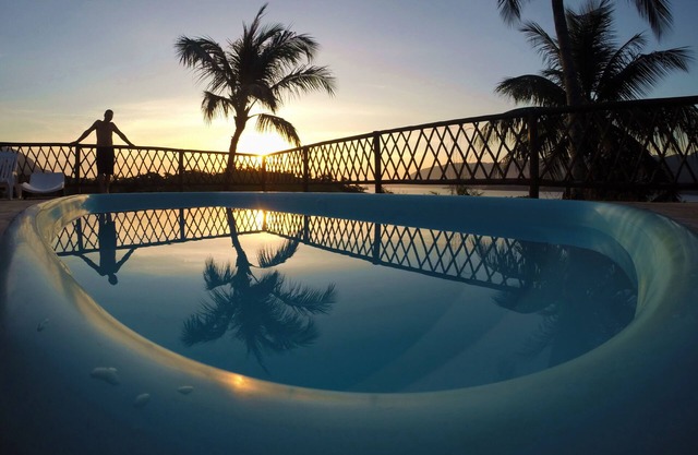 Casa con piscina, terraza y vistas panorámicas al mar y a la selva.