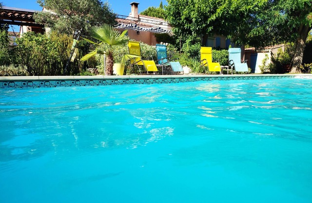 Casa con piscina privada y jardín verde a los pies del Luberon.