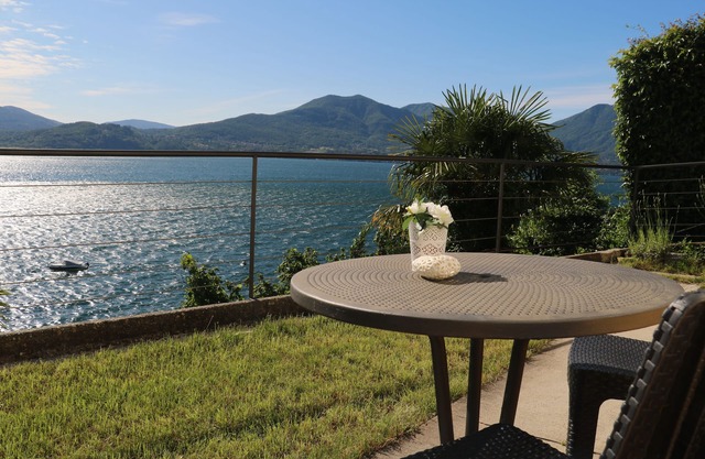 casa con jardín privado y maravillosa vista al lago