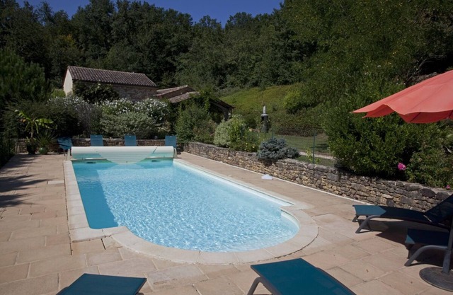 Casa con piscina privada en el campo.