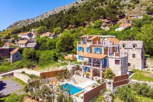 House with private pool, sauna, basket, football field