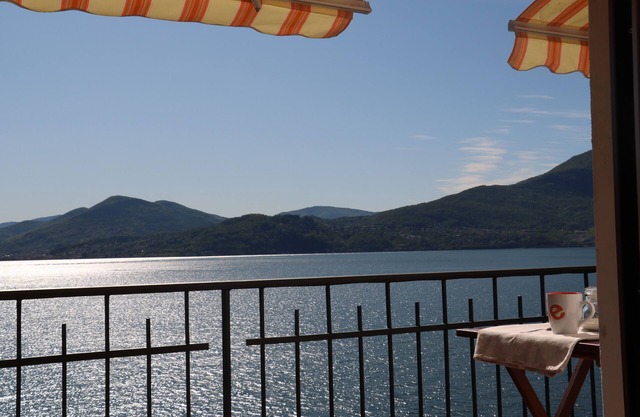Casa con terraza privada y hermosa vista al lago.