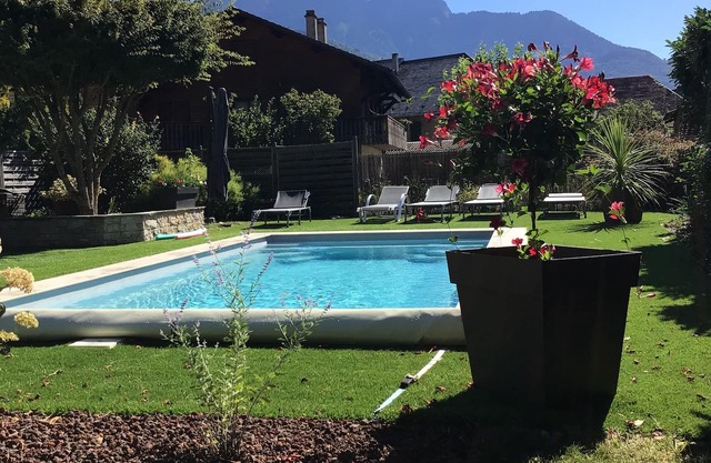 Villa with swimming pool in a quiet area close to shops and the lake