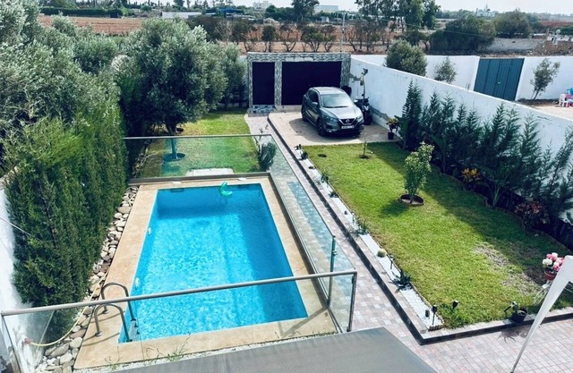 House with swimming pool 7 minutes from the beach by car
