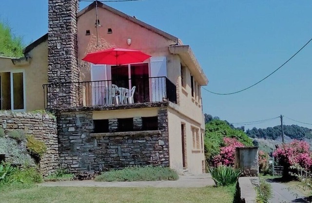 Casa con terraza, jardín, vistas al mar y montaña.