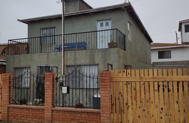 House with WiFi,10 mins. to beach. 2 story home approximately 1800 sq. ft.