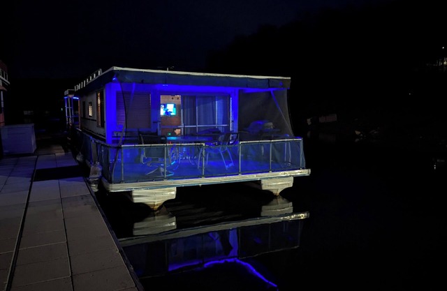 Houseboat for a great Getaway weekend... on 29,000-acre Lake Cherokee