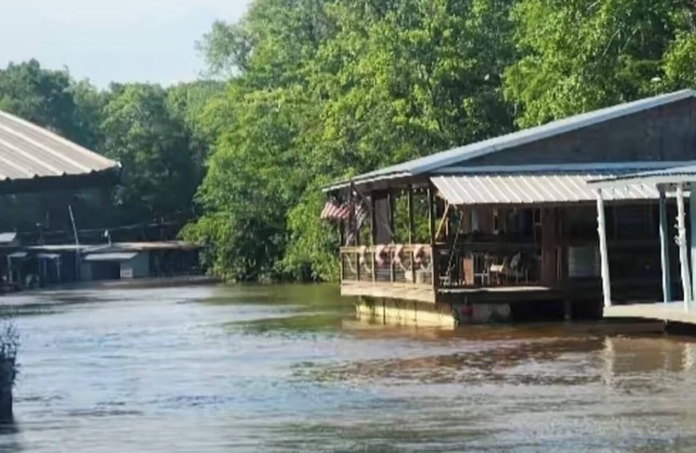 Houseboat on Poticaw Bayou!!