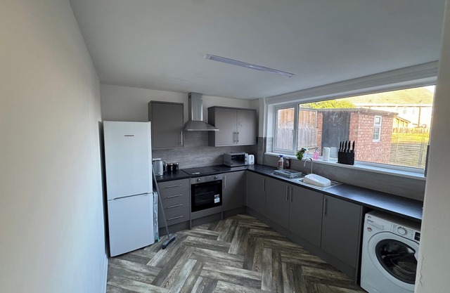 HouseSleeps5-Riverfront-Parking-Garden-Contractors