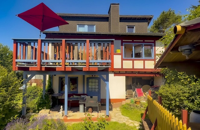 ¿Cómo en el cielo, casa de colores en una colina con impresionantes vistas de la Ederta