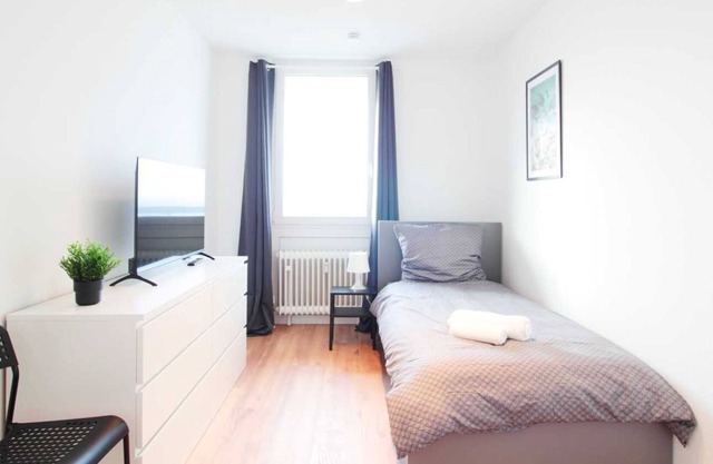 Hu08 Schickes Apartment mit Balkon in Hanau, 72qm, 3 Schlafzimmer, Max. 5 Personen