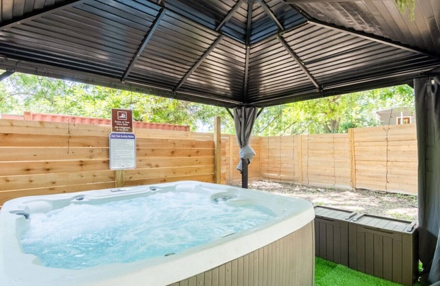 Huge 6BR Gem w/ Hot Tub - Near Downtown, SXSW