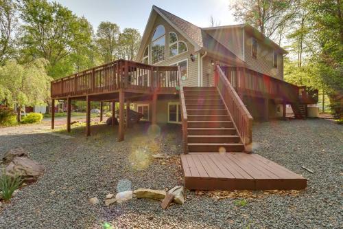 Huge Deck Stunning Pocono Lake Vacation Rental!