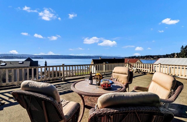 Luxe Victorian Getaway+Panoramic Water & Mtn Views