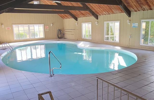 Piscina cubierta, jacuzzi, chimeneas, golf, entorno tipo parque. Lugar de reunión familiar!