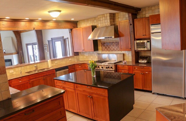 Enorme A-marco de Lakefront en Owasco, 4 habitaciones king, 5 baños, capacidad para 10-12