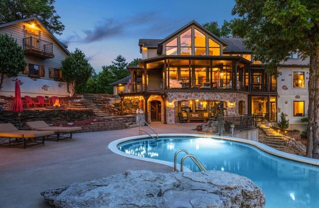 Huge Mansion / Pool / Sleeps 30+