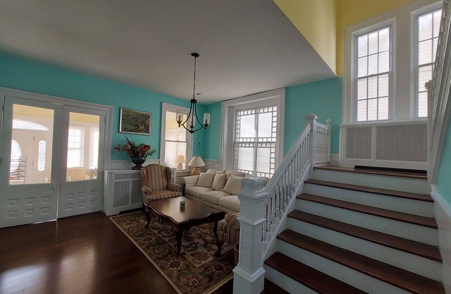Huge Victorian 1 block from Bay and 3 blocks from Ventnor Beach