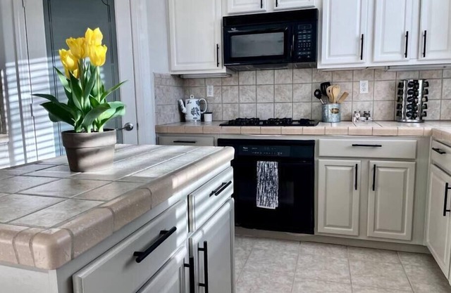 Huge w/ Pool & BBQ, Family & Pet friendly, Garage