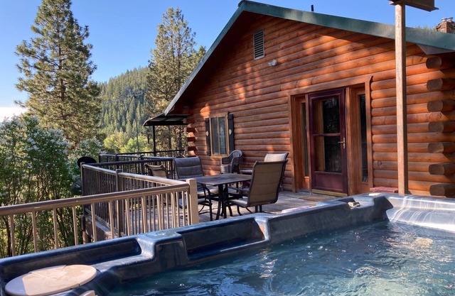 Hummingbird Hill Resort-Spacious Mountain Lodge, Jacuzzi, Teatro 3D, Arte, Energía Solar