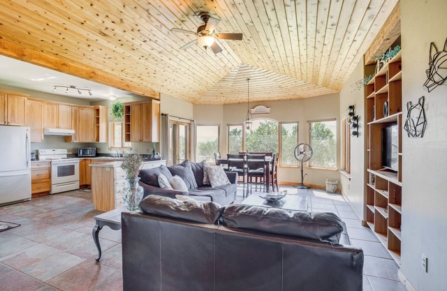 Fenced-In Yard & Grill: Hotchkiss Getaway!