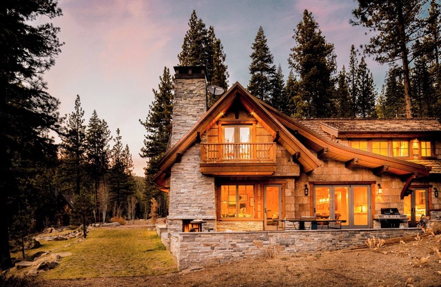 Sereno finca privada en el bosque | Justo en el río Truckee ❤ por AvantStay