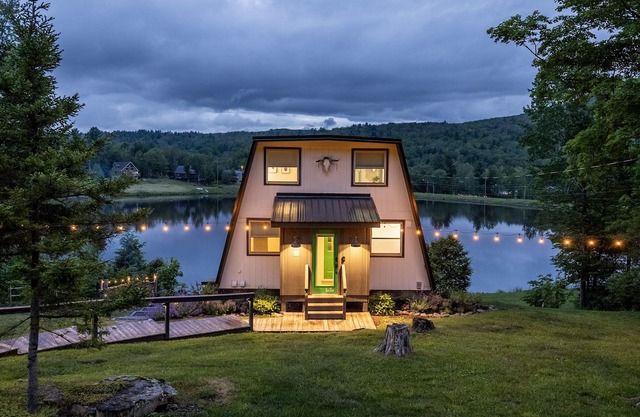 Hunter Lakefront House: Ski, Swim, Boat, Fish, Hike, Fire pit & Dog Friendly