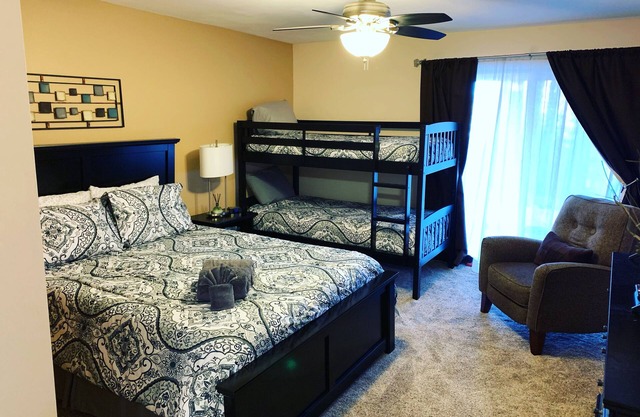 HUNTER MOUNTAIN HAVEN Ski On / Ski Off 2 Bdrm Condo with SAUNA and Fireplace