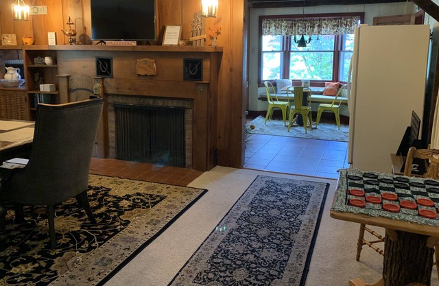 Hunters Hill Retreat! 5 Bedrooms, 2 baths, 4 minutes to Bristol Mountain!