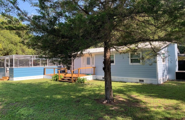 HUNTING & FISHING COTTAGE WITH SCREENED POOL IN THE OCALA NATIONAL FOREST!