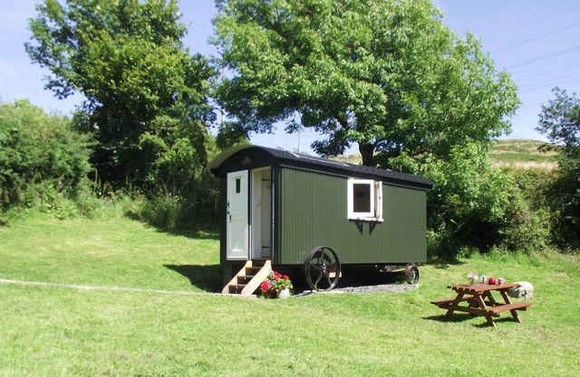Acogedor Shepherd's Hut para dos personas con grabadora de leña. Admite mascotas.
