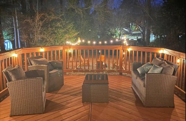 Graceful Getaway Fire Pit, Deck & Games Near Dwntn