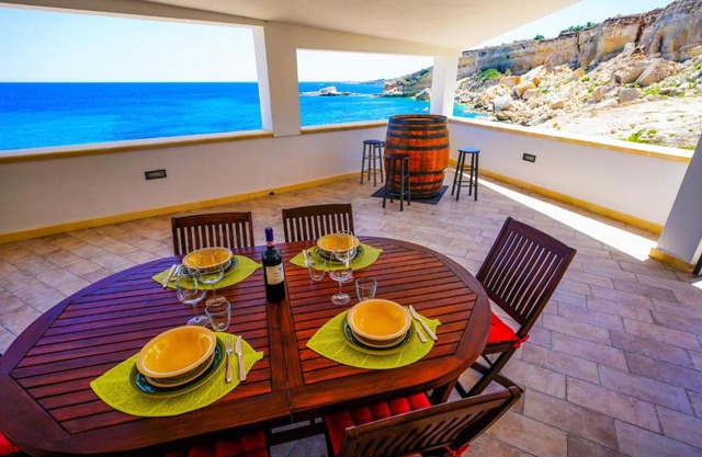 I Tri Scogghi , Villa sul Mare