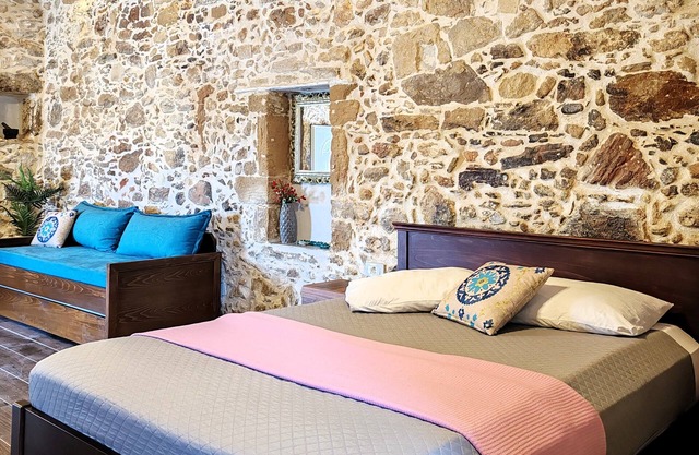 LA CASA DE PIEDRA DE IAKOVOS CERCA DE BALOS, ELAFONISI
