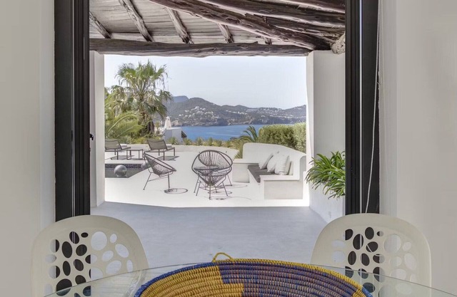 Villa ibicenca con vistas al mar