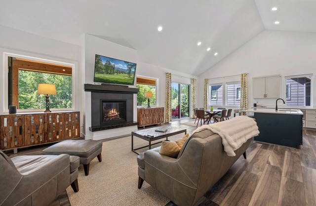 Idaho Club Golf Course | Stunning Mid-Century Modern Flair & Mountain Views