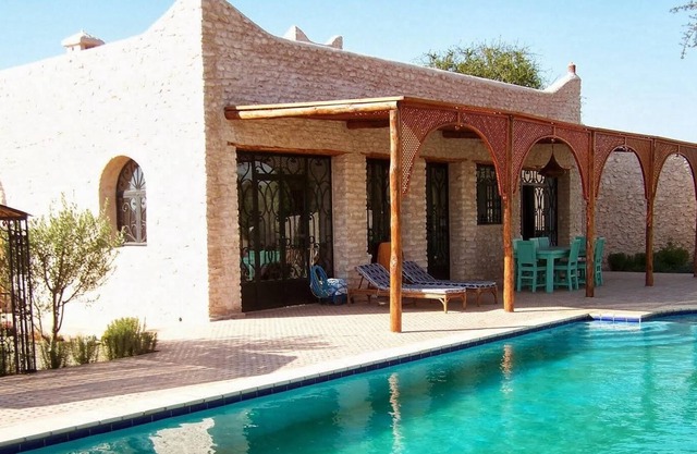 Ideal para sus vacaciones !!! VILLA CON CASA DE PERSONAL climatizada y Piscina