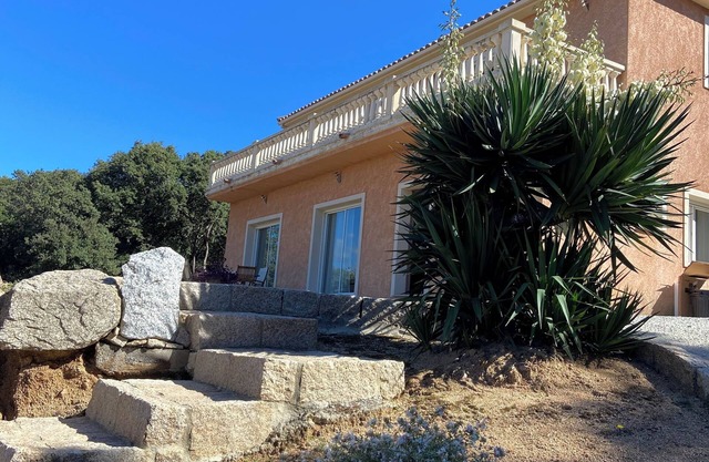 Ideal location between the sea and the mountains, close to all Propriano's entertainment.