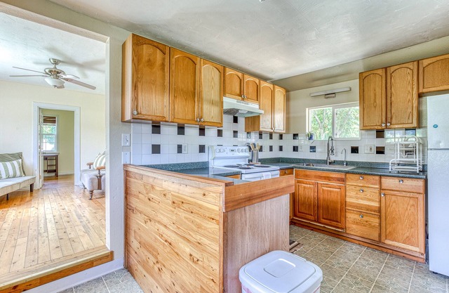 Ideally located home in the Gorge with front porch, WiFi & washer/dryer