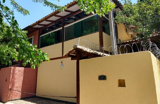 Ilhabela adosado cerca del Club de Mar