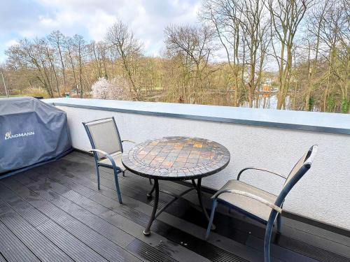 ImmoStay #3 - Penthouse mit zwei Balkonen & Seeblick, Parking & WiFi