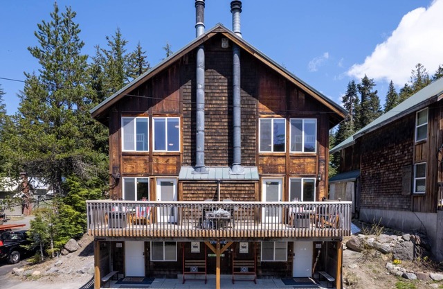 Impeccable Custom Mountain Estate, Pet Friendly, BBQ, One Block From Center of Government Camp