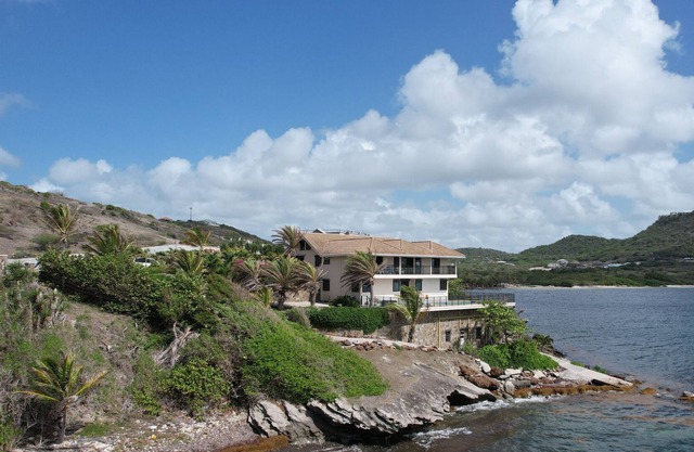Impresionante gran villa directamente en el océano con piscina privada y playa
